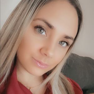Meet your Posher, Larissa